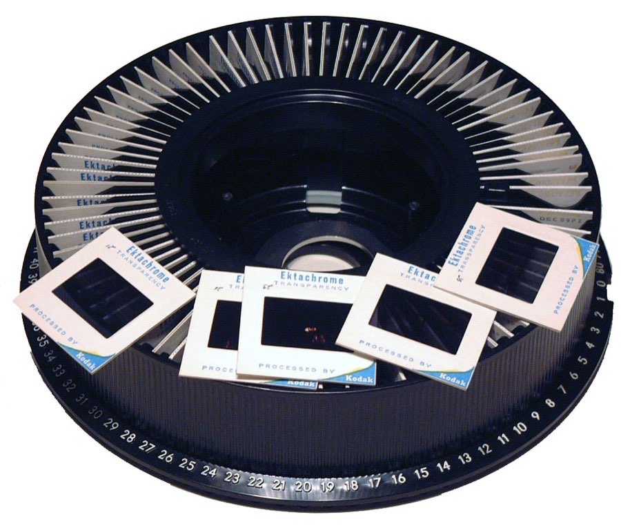 Slide carousel loaded with mounted slides